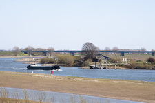 850029 Gezicht op de verkeersbrug over de Lek in de A27, van bij de Oude Lekbrug bij Vreeswijk (gemeente Nieuwegein), ...